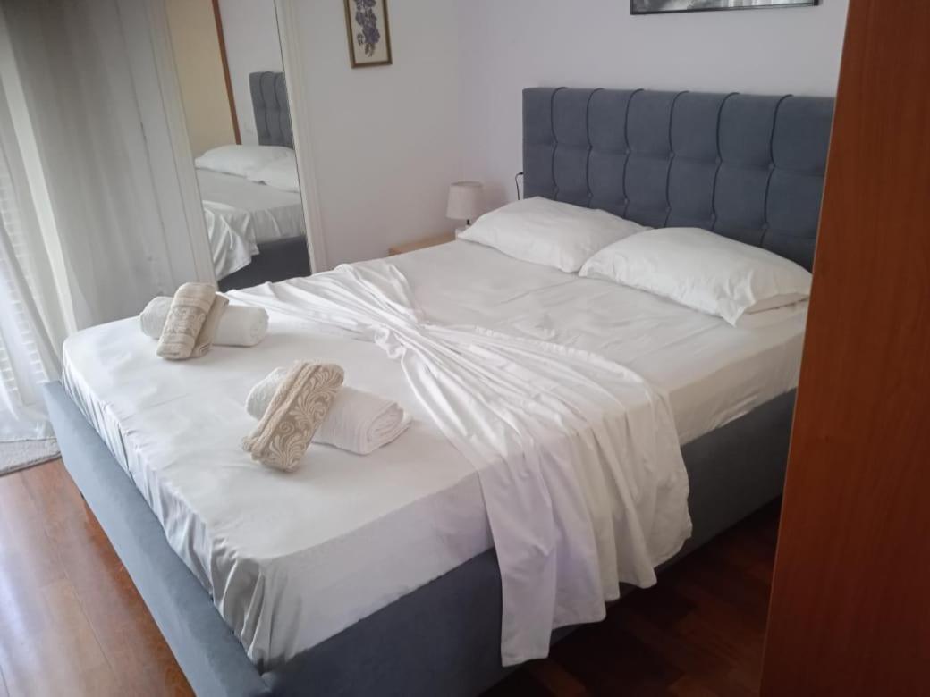 Vila N Dervishi Vlorë Esterno foto