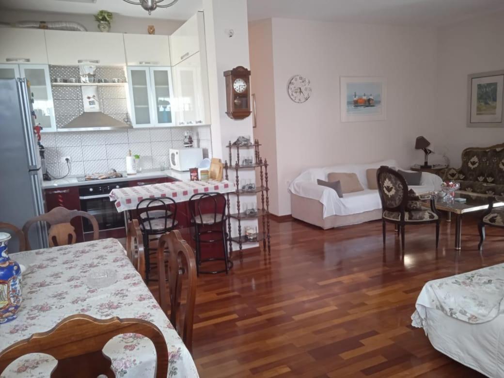 Vila N Dervishi Vlorë Esterno foto